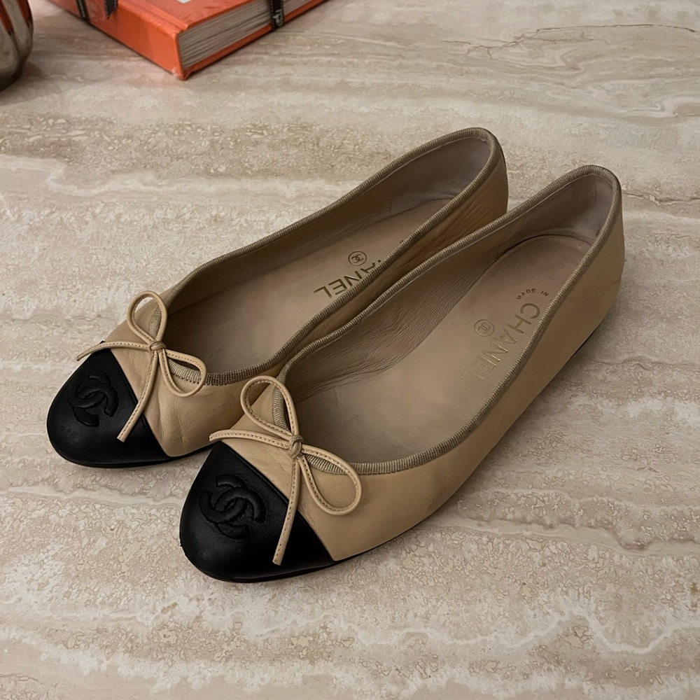 🏷️SOLD* CHANEL Ballet Ballerina Flats Beige Black Lambskin 7 37